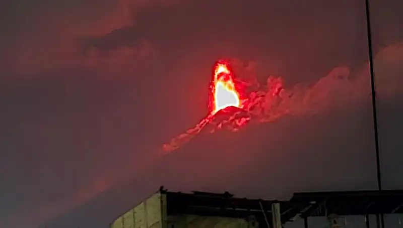Fuego Yanardağı'nın Patlaması: 30 Bin Kişilik Tahliye Süreci Başladı