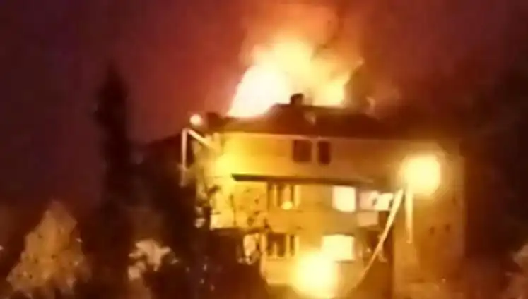 Saman Dolu Çatı Yangını Mahallede Panik Yarattı: Olayın Ayrıntıları