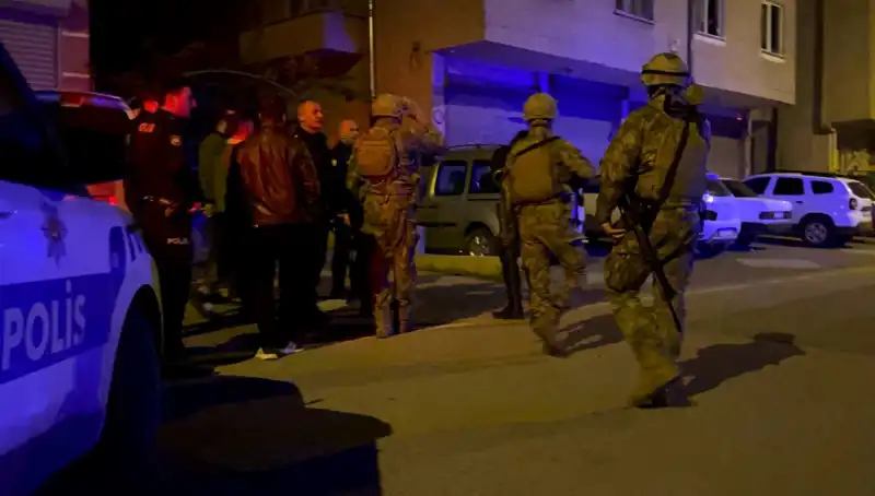 Balkonundan Tüfekle Ateş Açan Şahıs Polisi Beklerken Kendini Eve Kilitledi