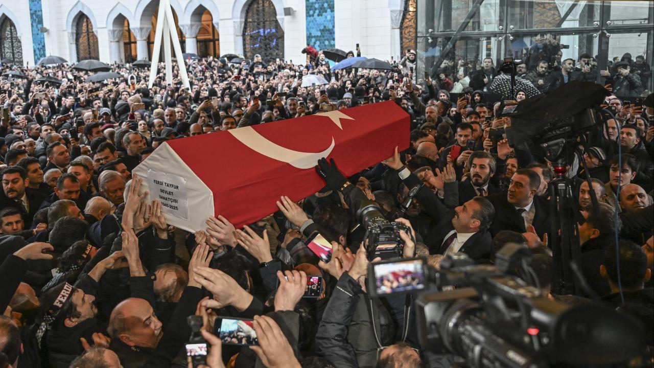 Türk Sinemasının Usta İsmi Ferdi Tayfur Toprağa Verildi