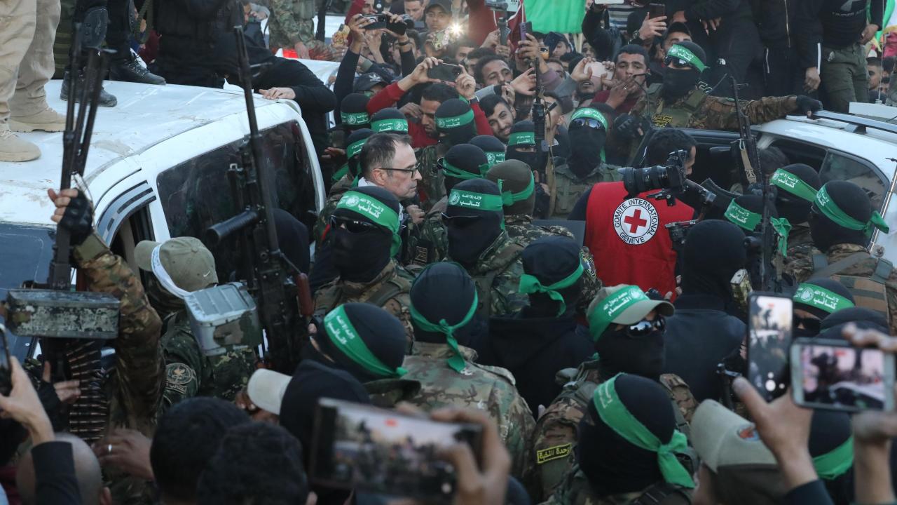 Hamas İsrail'de 3 İsrailli Kadın Esiri Kızılhaç'a Teslim Etti