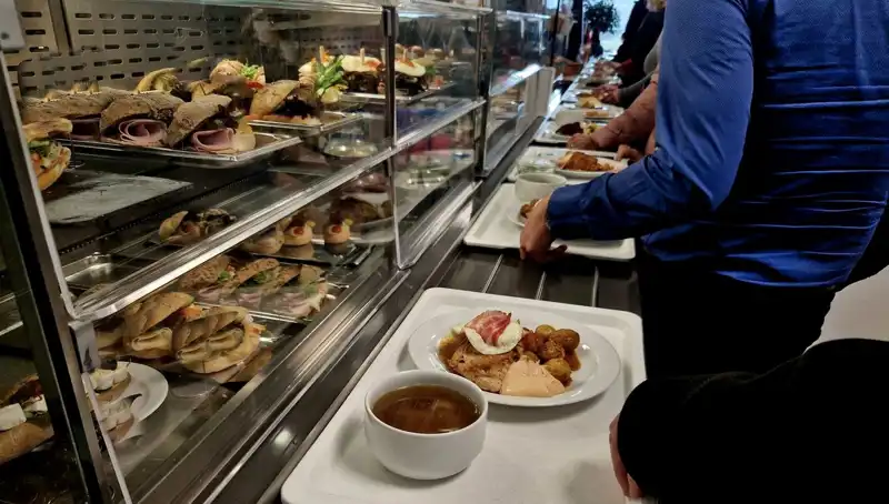 Endonezya'da Okulda Skandal: 846 Öğrenci Ücretsiz Yemekten Zehirlendi