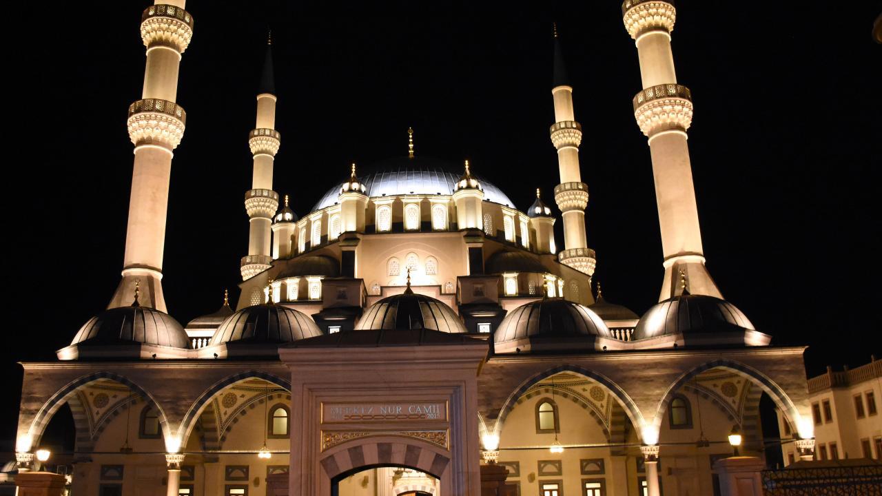Üç ayların ilk kandili Regaip Kandili yarın kutlanacak.