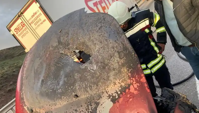Seyir Halindeki Otomobil Alev Alev Yandı: Sürücü ve Yolcular Hayatta Kaldı