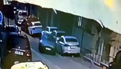 Esenyurt'ta Otoyolda Kaçak Araç Kazası: Park Halindeki İki Otomobile Çarptı