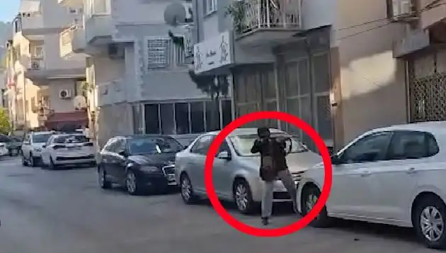 İzmir’de Saldırganla Çatışma Anları: Güvenlik Kamerası Görüntüleri Ortaya Çıktı