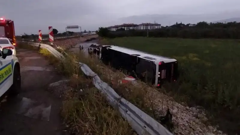 Manisa'da Yolcu Otobüsü Kazası: Feci Olayda Çok Sayıda Yaralı Var
