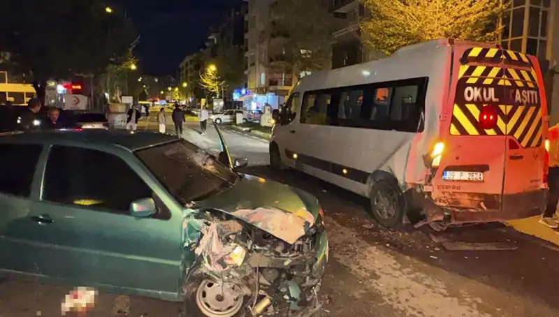 Otomobil Minibüse Çarptı: Korkutan Kaza Sonrası 6 Kişi Yaralandı