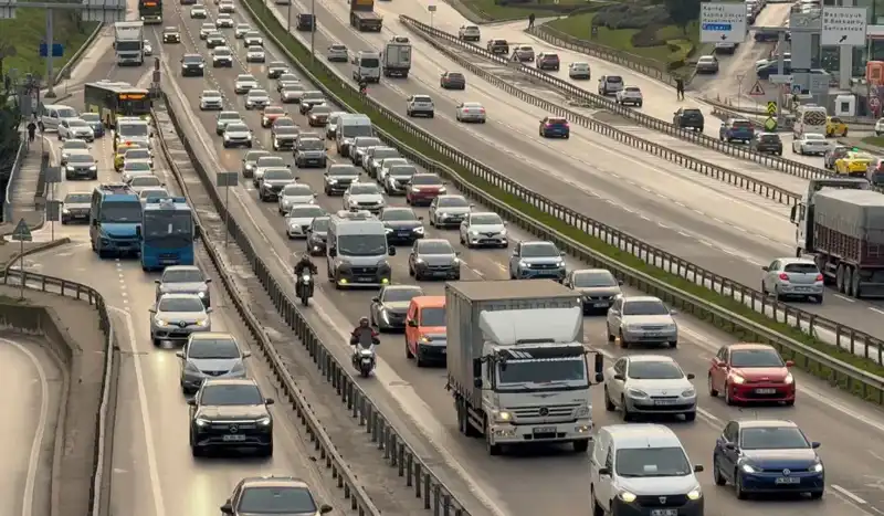 İstanbul'da Sabah Trafiği: Anadolu Yakası'nda Araçlar Gecikti