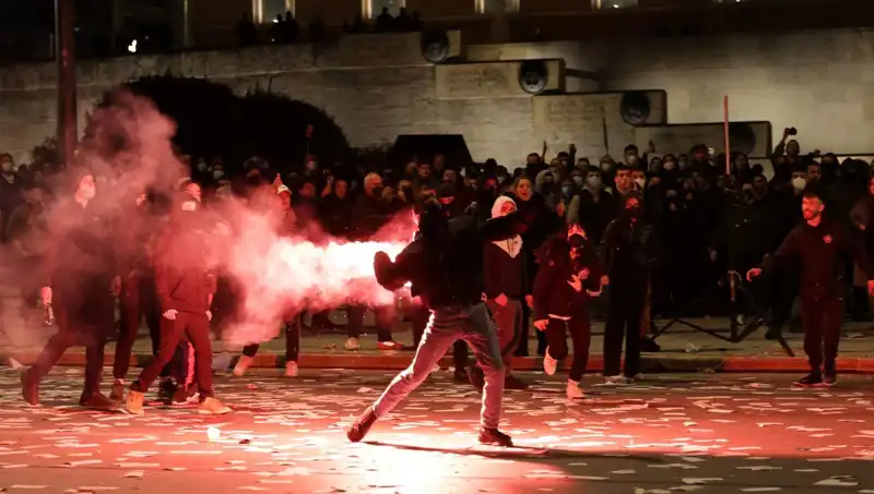 Yunanistan'da Hükümete Gensoru Süreci: Atina Sokaklarında Protesto Gösterileri Patlak Verdi