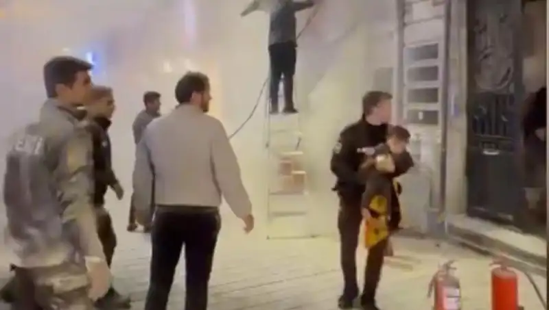 Beyoğlu’nda Büfede Yangın Çıktı: İçerideki Çocuk Kurtarıldı!