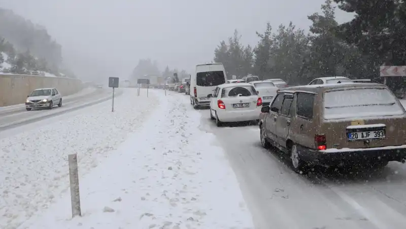 Kar Bastırdı: Denizli-Antalya Yolunda Trafik Kilitlendi!