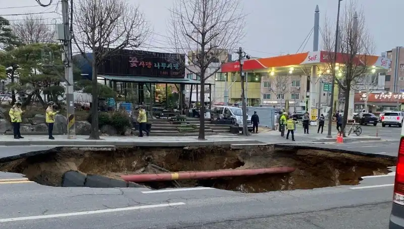 Güney Kore'de Motosiklet Yutan Dev Çukur: Kazanın Ardındaki Gizem