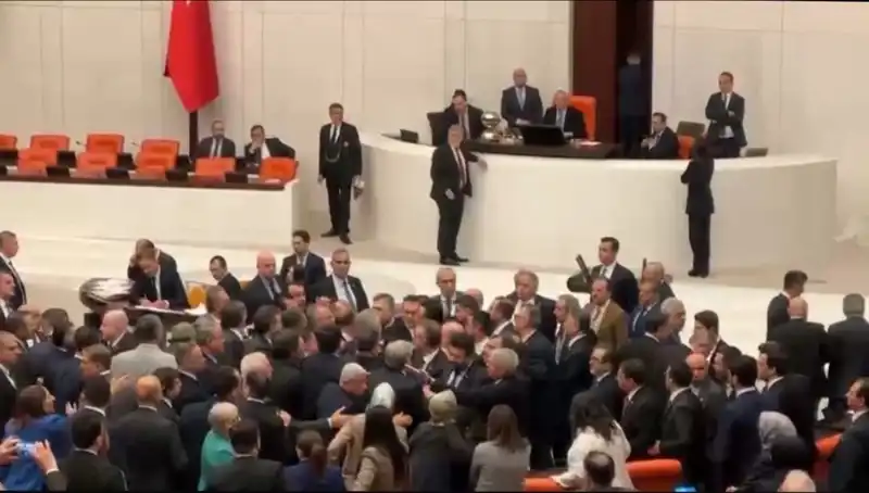 Mecliste Şok Gelişme: Emekli İkramiyesi Tartışması Kavgaya Dönüştü!
