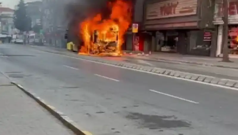 Ümraniye'de Göz Göre Göre Yükselen Alevler, Panik Yaşattı!